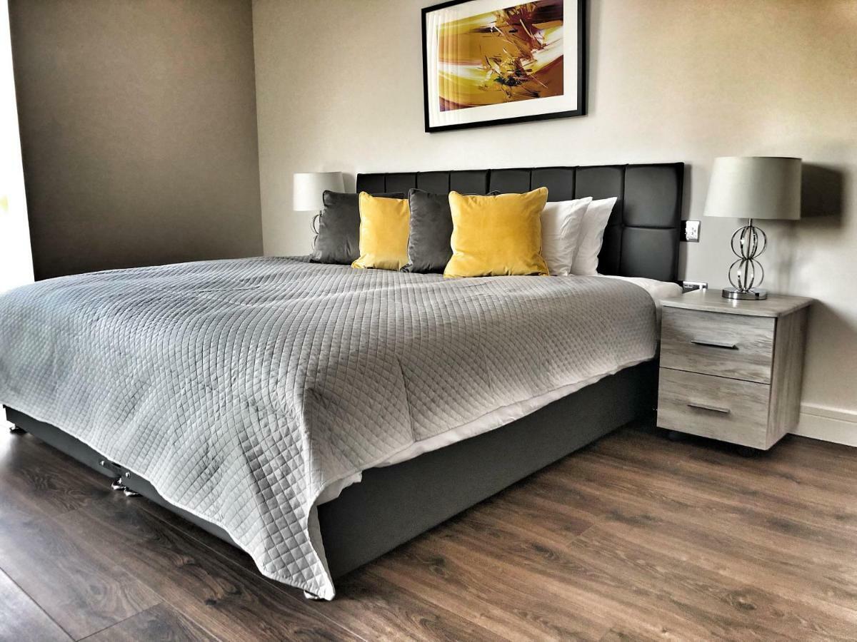 Luxury 2 Bed 2 Bath Apartment 18 Mins From Central London - Sleeps 6 Watford  Eksteriør bilde