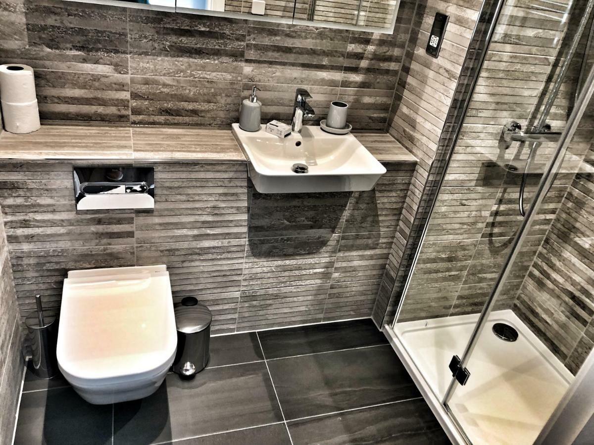 Luxury 2 Bed 2 Bath Apartment 18 Mins From Central London - Sleeps 6 Watford  Eksteriør bilde